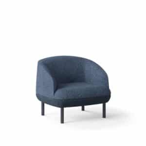Donkerblauwe Kopa fauteuil met zwarte ijzeren poten.