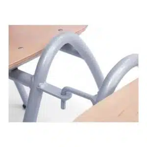 Haak- en oogkoppeling voor kerkstoelen en zaalstoelen.