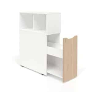 Witte uitschuifkast met een boekenkast op de kast.