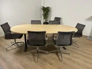 Tweedehands vergadertafel met stoelen