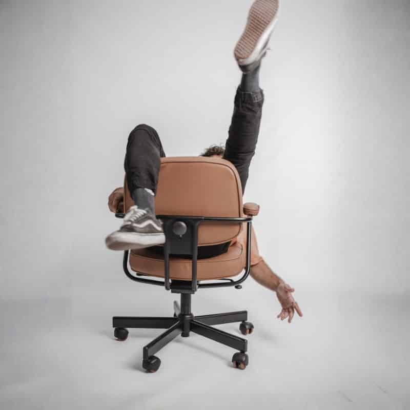 persoon ondersteboven op een stoel