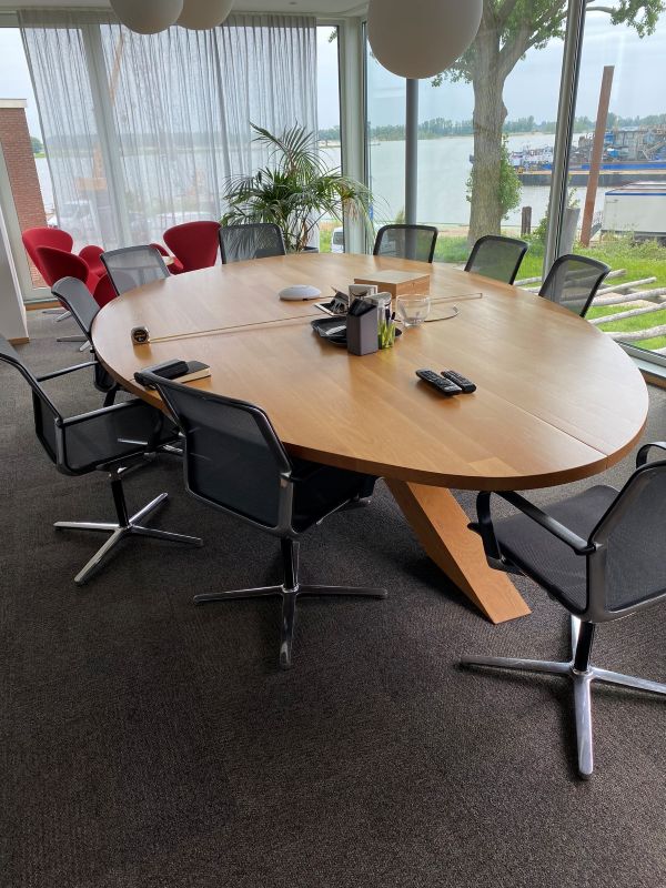Massief eiken houten vergadertafel op maat.