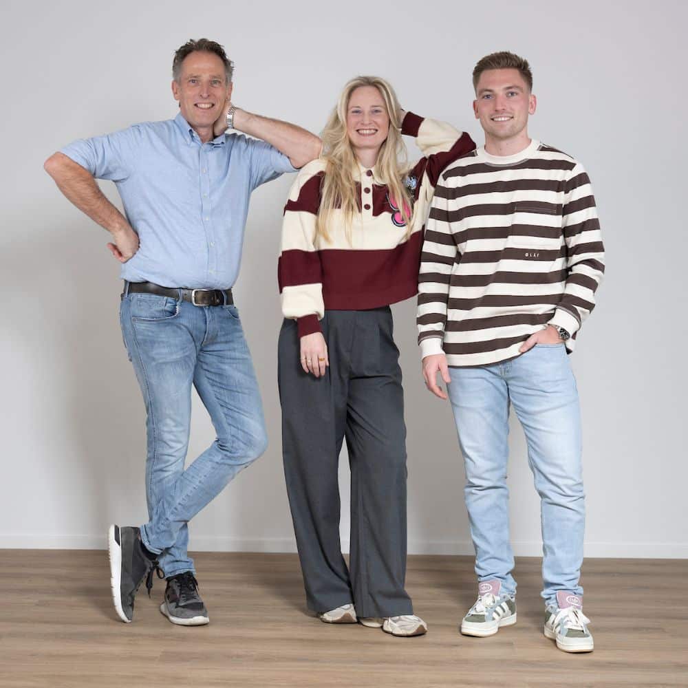Drie medewerkers van Outlet Kantoormeubels.