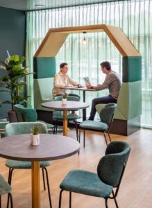 Akoestische treinbank in het groen.