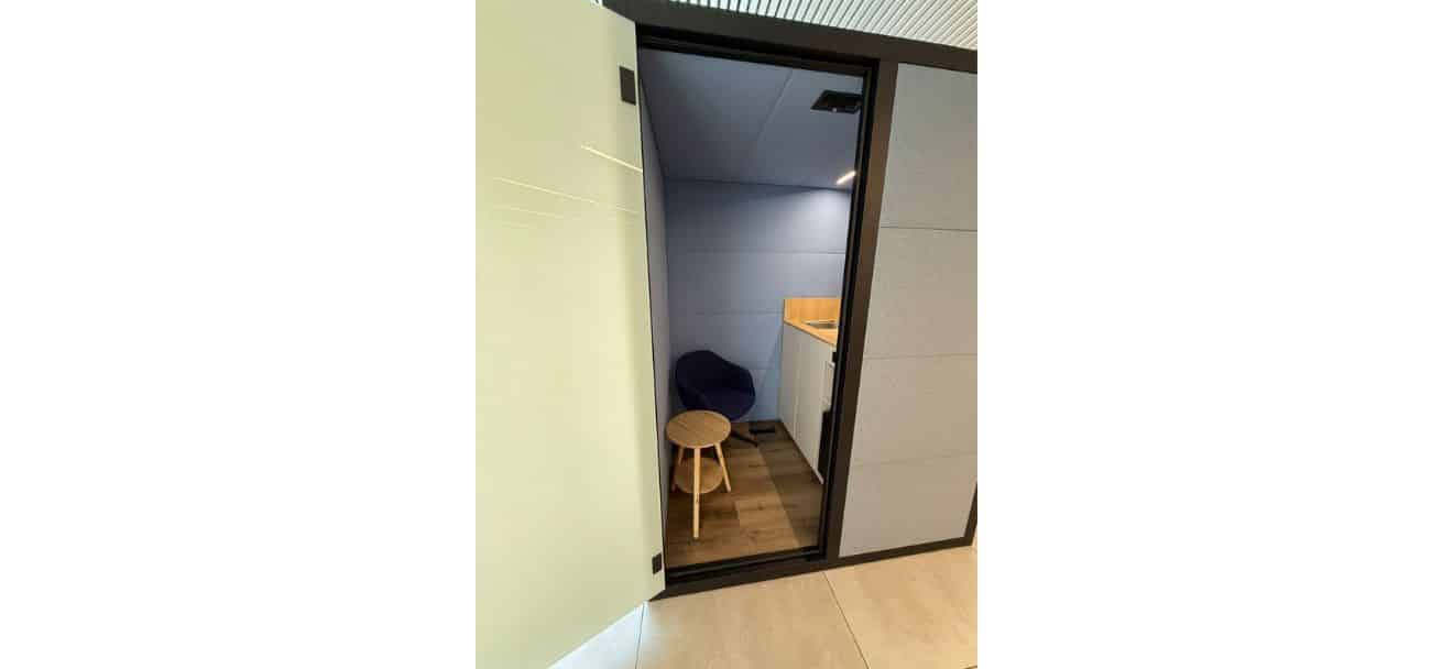 Interieur kolfruimte Doehler met zicht op stoel.