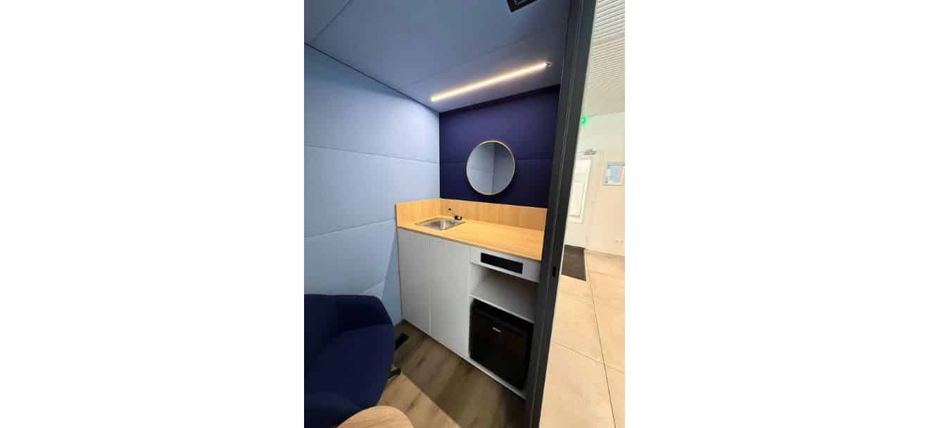 Interieur kolfruimte Doehler met wastafel.